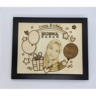 Gambar ukiran kayu dengan frame 8R hadiah harijadi / ulangtahun / perpisahan / gift / custom
