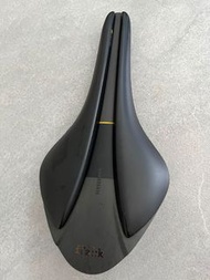 Fizik Arione 00 Versus Evo 碳弓坐墊 (9成新)