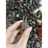 Ebony banana skewers - Fruit skewers for ebony crested birds