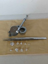 一套CZ人造鑽石十粒。圓形及心形等.一支四爪石叉，一個石鉗，一個日本十倍放大鏡，及一塊抹手飾布，全套原售880元，現減售到500元，no.25.9.24..