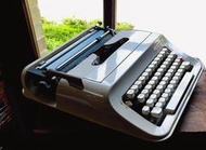 西班牙 早期 打字機  . 作動完整 漂亮 . 尺寸 約 36 / 38 . 色帶為消耗品需自行更換