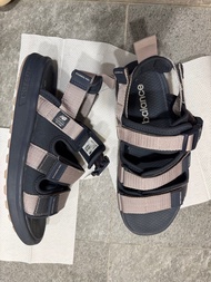 New Balance 涼鞋