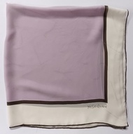 Yves Saint Laurent 緹花絲巾，34 x 34 英吋，100% 蠶絲，節日禮物