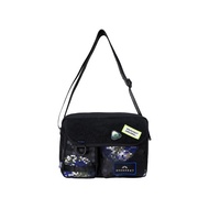 【DOUGHNUT】9.7吋 防潑水 側背/肩背 mission lite-地球儀 DNA