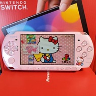 HelloKitty限定版Sony PSP3000掌上遊戲機PSP遊戲掌機齊件：①高速128G卡已入滿過百遊戲+②卡套+③三腳雙USB多功能火牛+④原廠電池+⑤充電線+⑥數據線+⑦水晶保護殼+⑧OPPO金屬入耳式立體聲遊戲耳機————已升級固化最新系統，可玩絕大部分超過20000款遊戲（門市開單，半年保養）