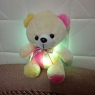 #超可愛#熊娃娃 23公分#發光LED熊玩偶 手上按一下開 先燈光變化後閃燈再按一下關送禮擺飾超夯