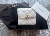 Chanel 白色愛心琺瑯扣小廢包 芯片款