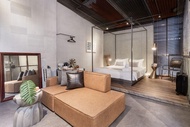 Elegant Art Decór Studio Hidden in Downtown Alley