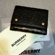 【9成新】㊣✨ Burberry✨（附防塵袋）博柏利 TB 黑色 金釦 壓紋 短夾 皮夾 錢包/二手精品/保證正品