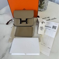 【99新大全套❗️有購證❗️經典保值✨全網最低價】Hermes愛馬仕Constance Slim腰包 大象灰銀扣 手拿錢包｜腰包