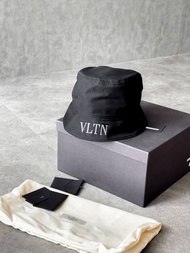 Topi Bucket hat Valentin VLTN Bucket Hat Black Original