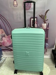 英國IT 27 吋可擴展行李箱 iT 27 inch expandable luggage  69 x 47 x 32-37cm