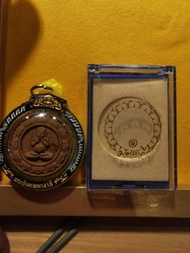 名稱：蓮花必打師傅：金口神僧 阿贊康賢（同時也是泰南人緣聖僧龍婆碰弟子） 廟名：瓦考庫，宋卡府 年份：2560 用料：廟土，聖粉，銅 尺寸：3.2*3.2cm