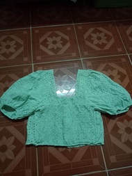 เสื้อครอปแขนตุ๊กตาลายชลุ สีเขียวพาสเทล งานมือ 2 แค่ซักเก็บ