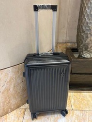 22 吋行李箱； 22 inch luggage 58 x 36 x 23cm