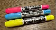 日本馬印 Pop Gel Chalk 單支裝多螢粉筆 $15支 / $40 3支 無色、無味 、無粉末飛散，易於上色。 以濕布抺擦，適用於黑板、白板或玻璃上。