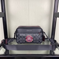 🎀Brand New Free Shipping💙Coach C5810 CCG30男士學院風相機包 經典C紋徽章斜挎包 斜挎包 PVC配皮革｜Color 黑灰｜Size 21.5x15.5x6.5💙