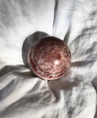 紅文石球 紅紋石球 連座 天然 水晶原石  5.8cm