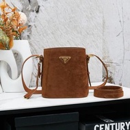 Prada 棕色麂皮水桶包