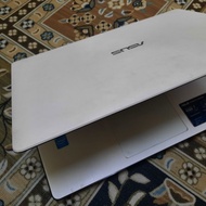 LAPTOP ASUS PUTIH (±61%)