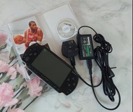 SONY PSP 1000  遊戲機 (Sony PlayStation Portable PSP 1000 Black)(懷舊產品：2004年生產)Price 售價 : HKD 668 Available 二手，90%新淨，功能全正常，附送一盒遊戲帶(NBA LIVE 07)及送一張200Mb數據咭(已帶遊戲Space Invaders)， 附有原裝充電火牛和1粒原裝Sony 鋰電池，即買即可玩。