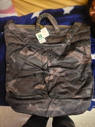 Porter Camouflage Tote Bag限量板全新100%NEW Porter 迷彩托特包，設計簡約，容量充足。包身採用迷彩圖案，內襯為亮橙色。包內設有口袋，方便收納。拉鍊設計，安全可靠。