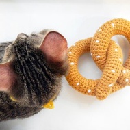 毛線編織貓草玩具 貓咪玩具 貓薄荷 椒鹽蝴蝶餅 Pretzel