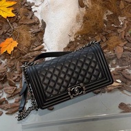Chanel • 經典黑銀琺瑯釦牛皮Le Boy 25中號