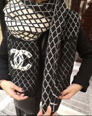 Chanel Scarf 圍巾 💓歡迎寄賣 💓Chanel 服飾 ☎️ 9296-1288 🛍️ 網店 Michellerose-Eshop.com 🛍️ IG: michellerose7722🌎