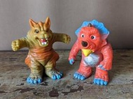 早期：怪獸軟膠玩具公仔 × 2（Ultra Dinosaurs、超人力霸王、哥吉拉、老怪獸、台製塑膠老玩具、柑仔店）