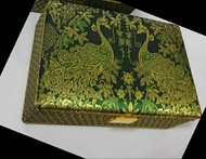 กล่องลายไทย 3ชั้น54ช่อง ฟรีของแถมมูลค่า159บาท