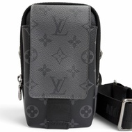 成色極佳 □LOUIS VUITTONM81321 Monogram Eclipse 雙手機袋單肩包 黑色 西班牙製造 男士