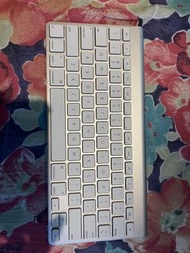 Apple A1314 藍牙鍵盤，第一代電池版本。不怕電池老化問題。