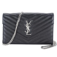 YSL MONOGRAM系列V字縫線魚子醬牛皮金屬LOGO銀鍊斜肩信封包（黑x銀）_廠商直送