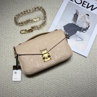 LV沙色全皮老花壓印mini小郵差包 芯片款