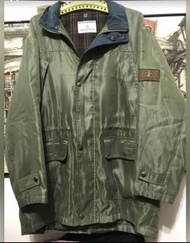 日本製Munsingwear 長絲質（超柔順）軍綠風衣，肩55、長84、袖59，照片反光，.顏色非常均衡華美，買價30000多