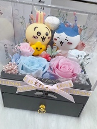 Chiikawa usagi usagi兔 小八貓 兔子 粉紅玫瑰 紫玫瑰 粉紫玫瑰 蝴蝶蘭 雛菊 粉紅色 紫色 藍色貓 黃色兔 小兔 永生花 燈 玫瑰 保鮮花 花束 繡球花 花 生日 禮物 情侶 閨