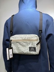 GREGORY PADDED SHOULDER POUCH M Snow Leopard