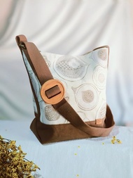 白色和棕色花鳥印花日本布袋可調式肩帶