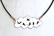 首飾，項鍊，雲，鳥，琺瑯項鍊，雲項鍊，燕子，琺瑯首飾，雲形，雨雲項鍊，琺瑯吊墜，珠子，鳥項鍊，