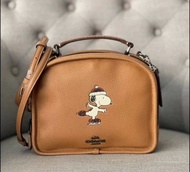 รับประกันแท้💯 หายาก สะพายข้าง  X Peanuts Lunch Pail With Snoopy Ice Skate Motif CE846