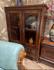 法式古典純實木Vintage風格瑰麗典雅雙門玻璃酒櫃,收納櫃,書櫃,邊櫃,餐邊櫃,選用北美進口頂級白蜡木打造,做工精緻,線條古典優雅,收納空間大,係一款實用又高貴典雅的全實木酒櫃. 呎吋:80L X 