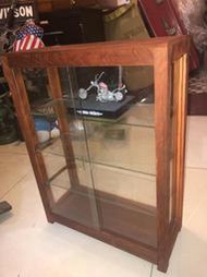 (售價:3000元) 漂亮有質感的仿舊復古風玻璃小櫃 / 檜木色