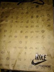 Nike Sportswear 褐色有印各種商標大手提袋/有多摺痕&amp;使用痕跡/大約可放2-3個鞋盒/尺寸約:高39*長3