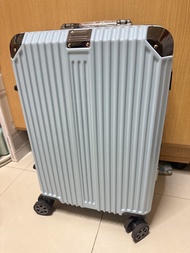 即日交收（特價）🌟全新湖藍色22寸鋁框設計防撞行李箱🧳