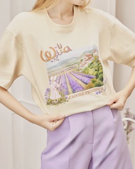 Wila-Provence T-shirt เสื้อยืดผ้าคอตตอนคอกลม ทรงตรง แขนสั้น สีครีม พิมพ์ลาย Wila Logo และ รูปเมือง Provence และเด็กหญิงชาวบ้านยุคโบราณ