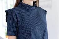 Narinari : MT4636 Frill-Trimmed Blouse เสื้อคอปิดลายจุด แต่งจีบ แขนสั้น