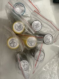 時鐘及港元硬幣印仔