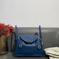 98新Hermes愛馬仕Lindy26寶石藍swift皮銀扣D刻