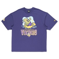 New Era เสื้อยืดแขนสั้นรุ่น Minnesota Vikings Nfl Fun Graphic Purple Oversized Short Sleeve T-Shirt